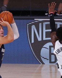  东契奇40+三双独行侠登顶  