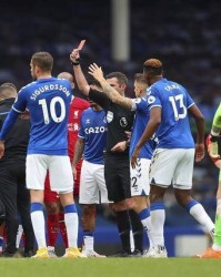  慕尼黑德比战火药味十足险冲突  