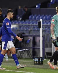  沙尔克04历史性降级引发球迷抗议潮  